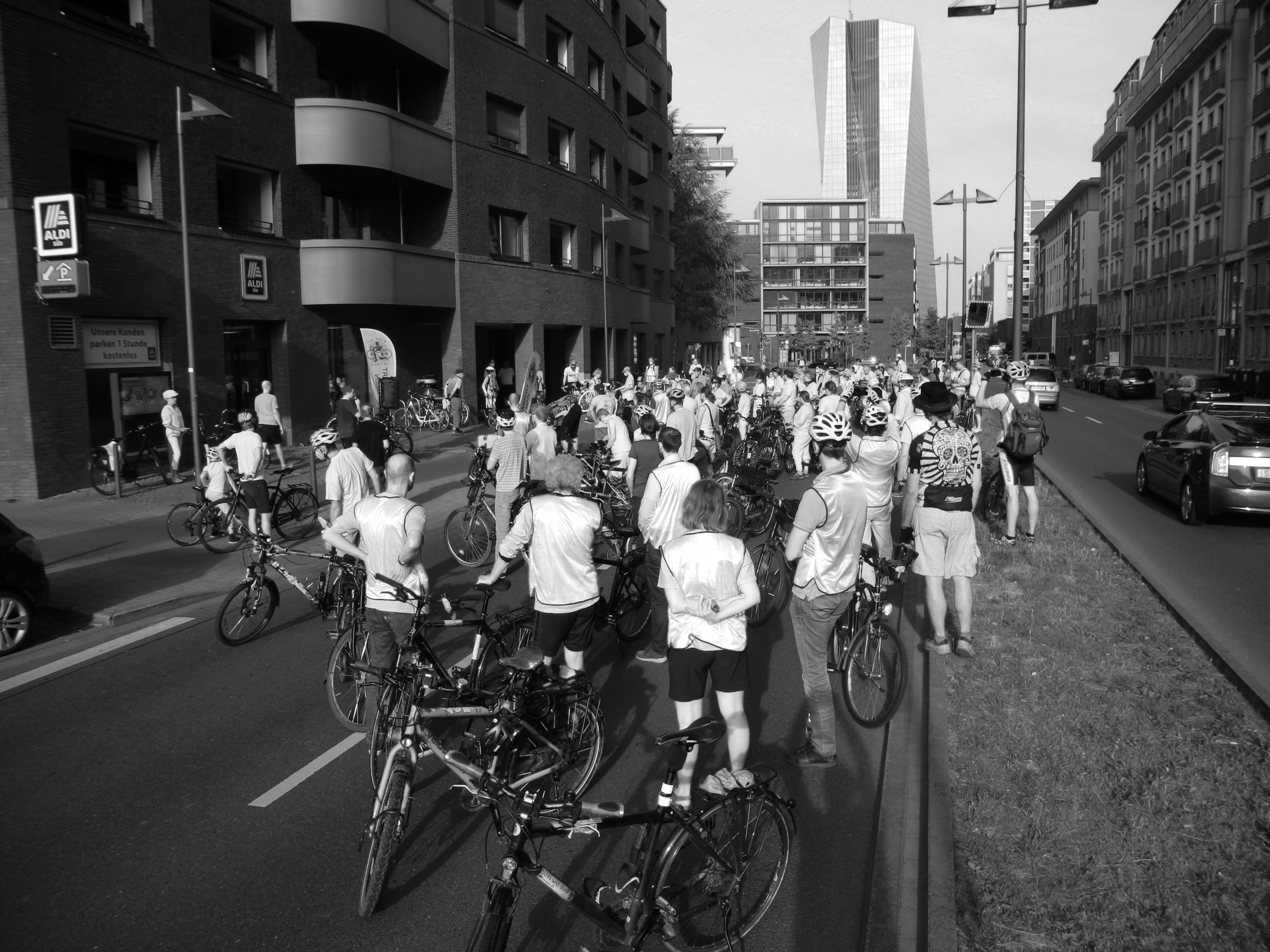 Die Teilnehmenden bei der Schweigeminute an der Oskar-von-Miller-Straße