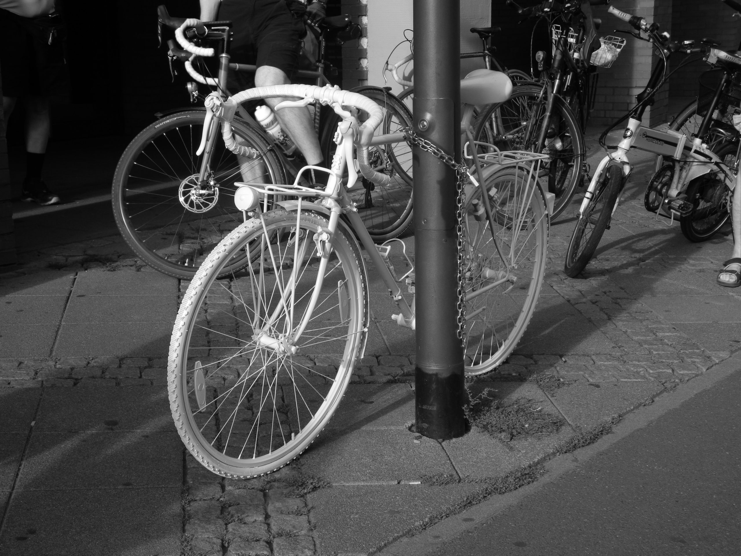 Das neu aufgestellte Ghostbike an der Oskar-von-Miller-Straße